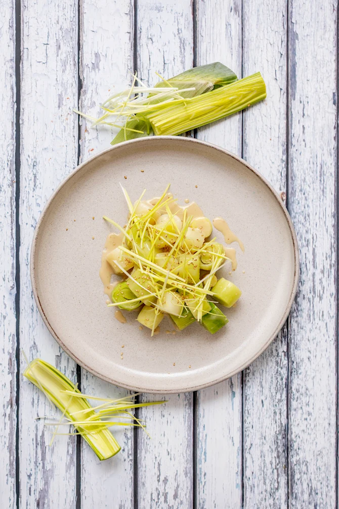 Porre med sesam dressing