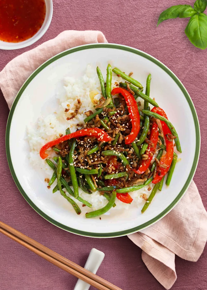 Wok med hakket svinekød og grønne bønner. Hertil ris.