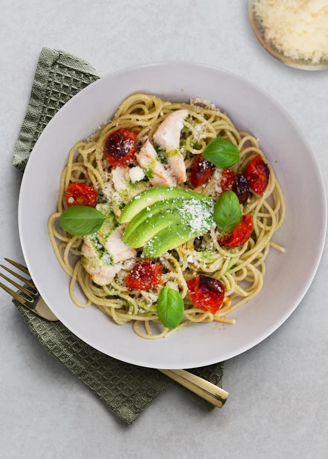 Spaghetti med kylling, semi-dried tomater og basilikumolie