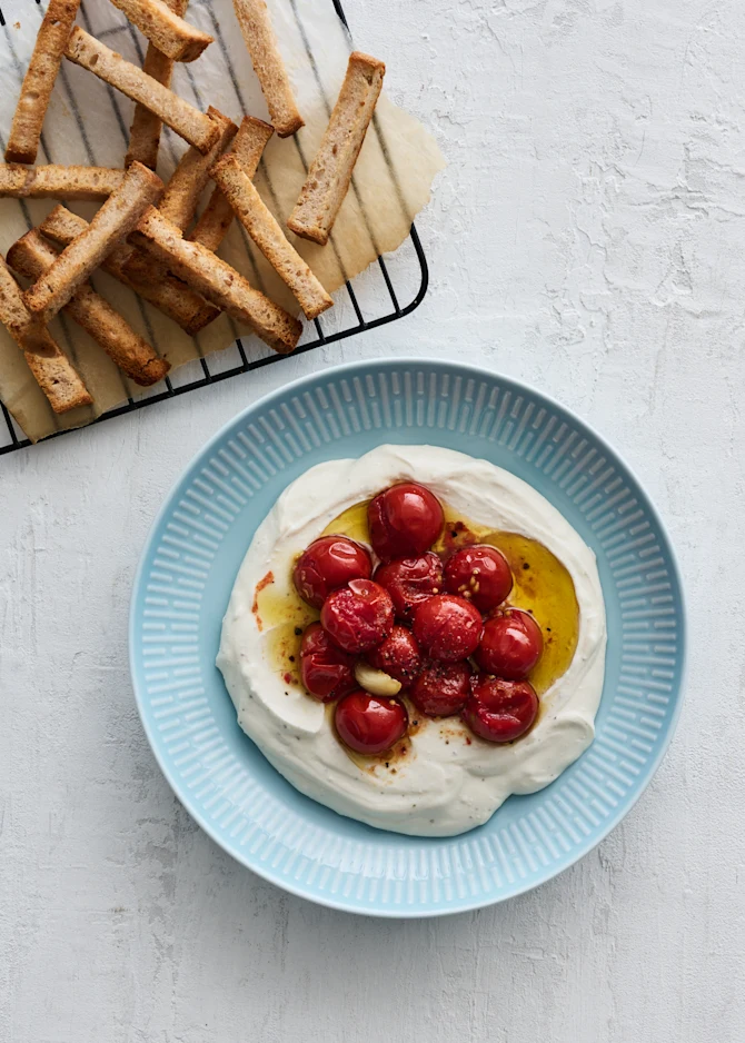Glutenfri brødsticks og ostecreme med bagte tomater