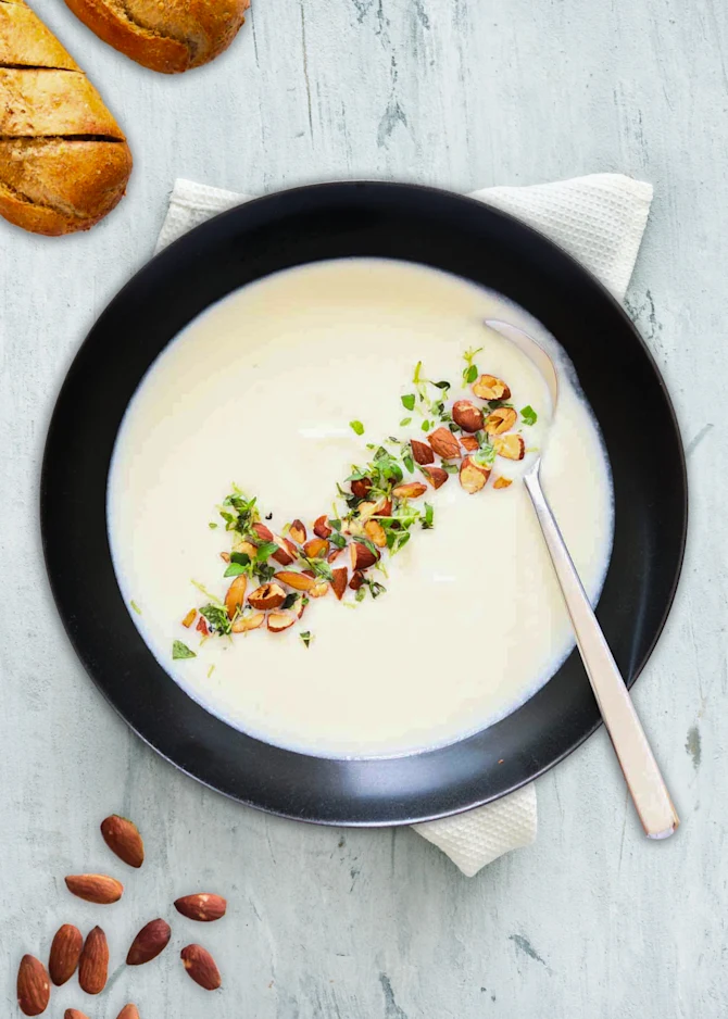 Blomkålssuppe med ristede mandler og timian. Hertil hvidløgsflute