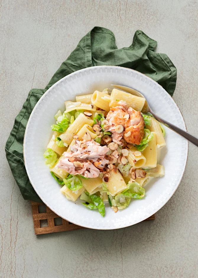 Cremet pasta med rosenkål og laks