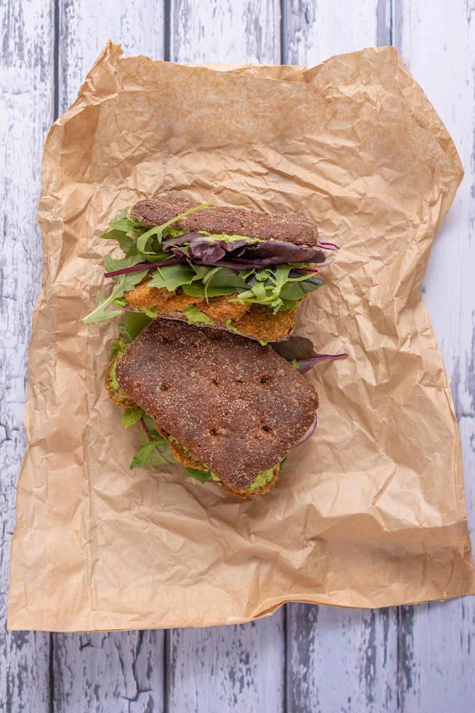 Sandwich med ærtecreme og falafler