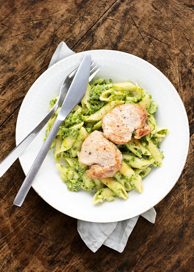 Mørbradbøffer serveret med pasta i cremet grønkålssauce