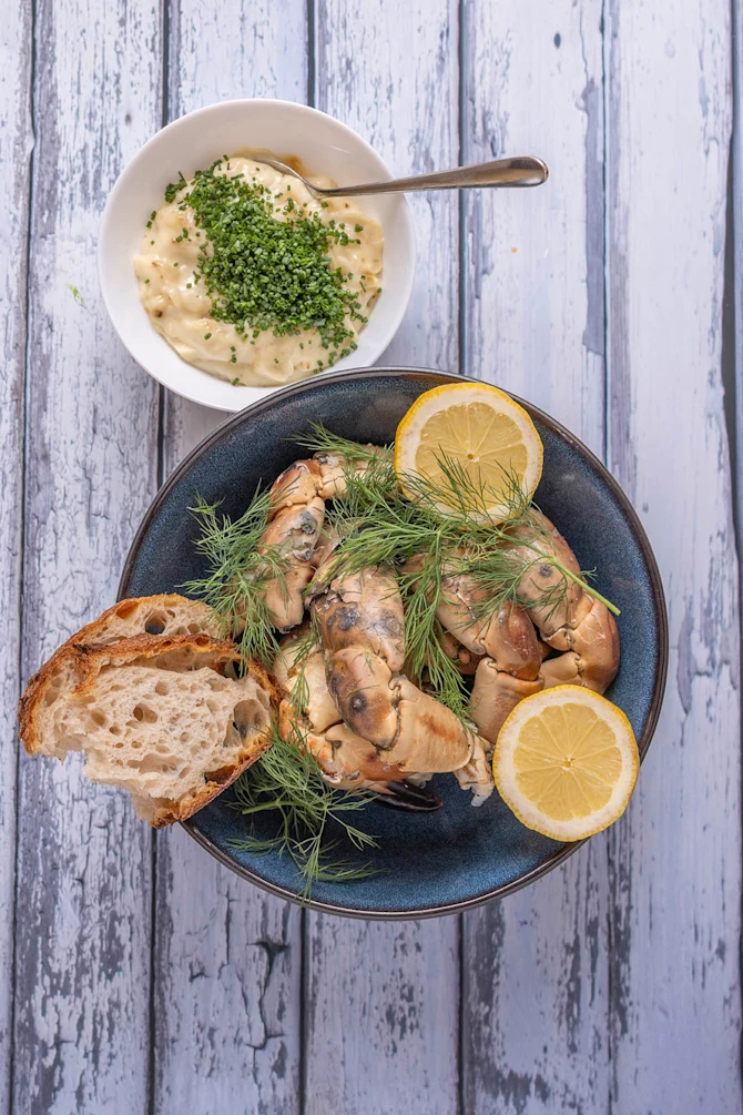 Krabbeklør med hvidløgsmayo