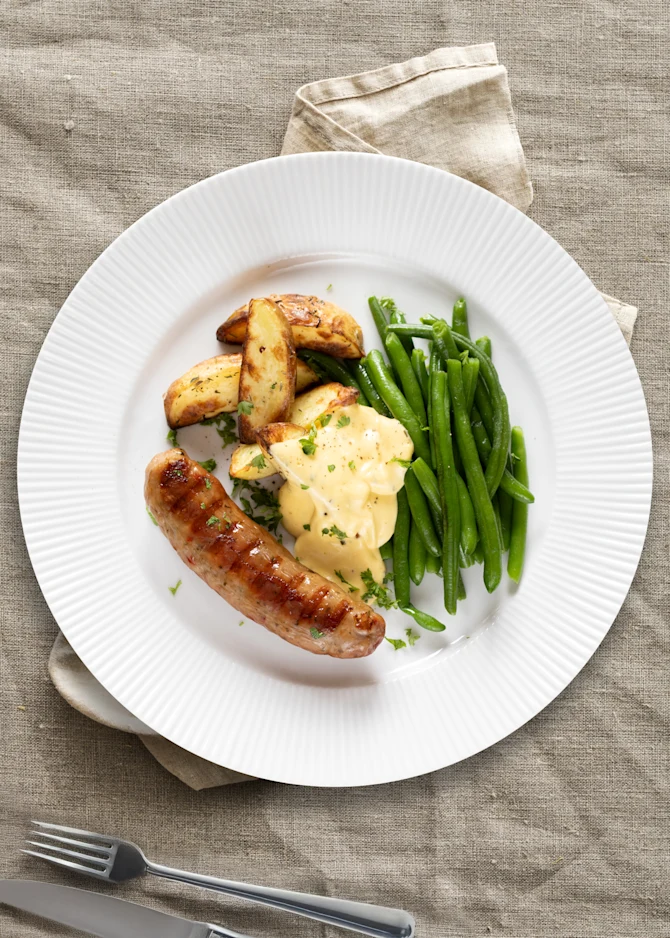 Grillpølser med timiankartofler og bønner. Hertil bearnaisesauce
