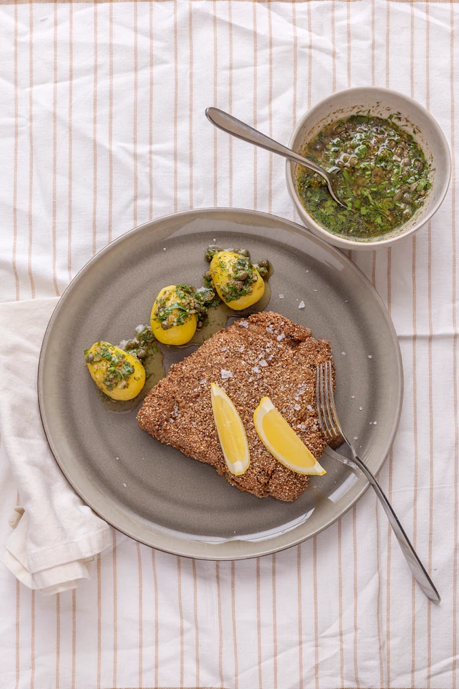 Paneret krondyr med smørsauce og kartofler