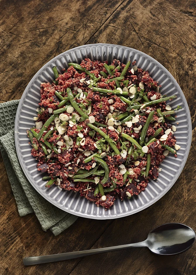  Måltidssalat med bagte rødbeder og quinoa. Hertil fetadressing