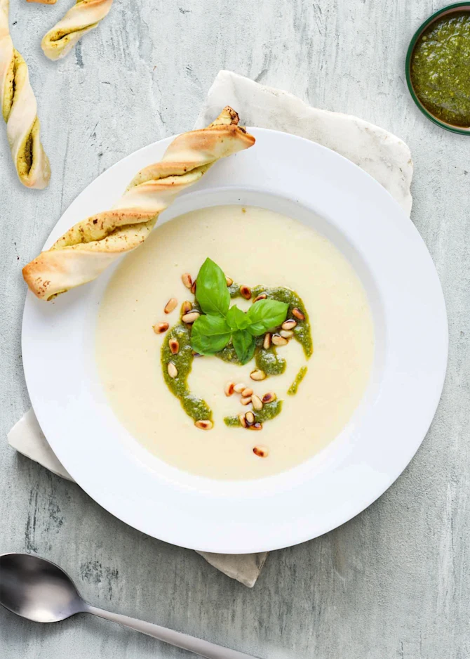 Aspargessuppe med ristede pinjekerner og pesto-twisters