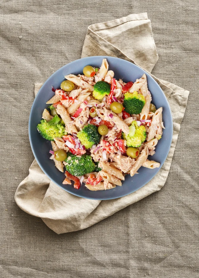 Cremet pastasalat med tun og broccoli. Hertil paprikadressing