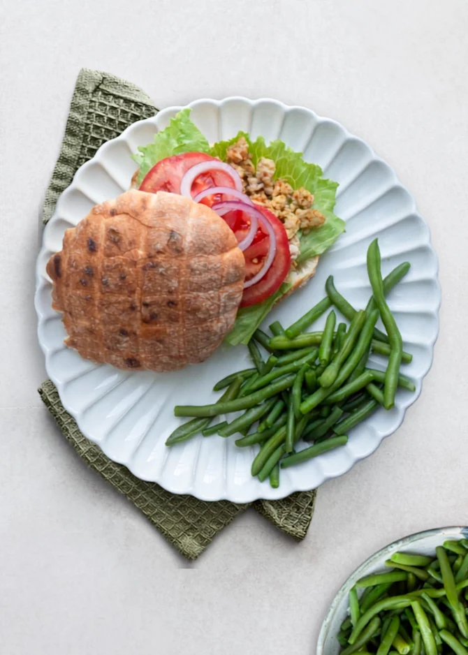 Grillede madbrød med kylling, pesto og grønt. Hertil bønner