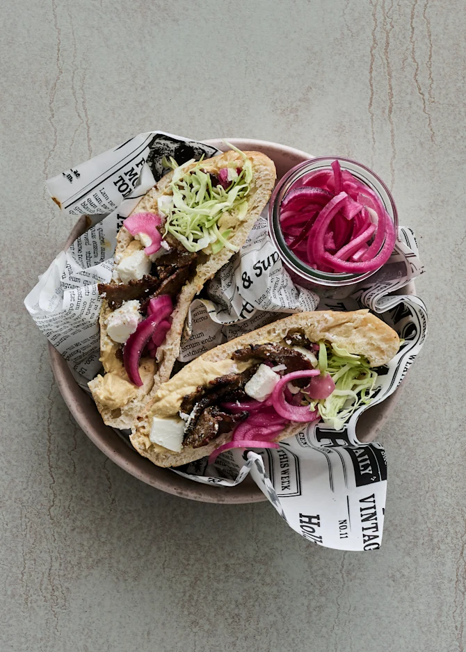 Kebabpita med hummus og syltede rødløg