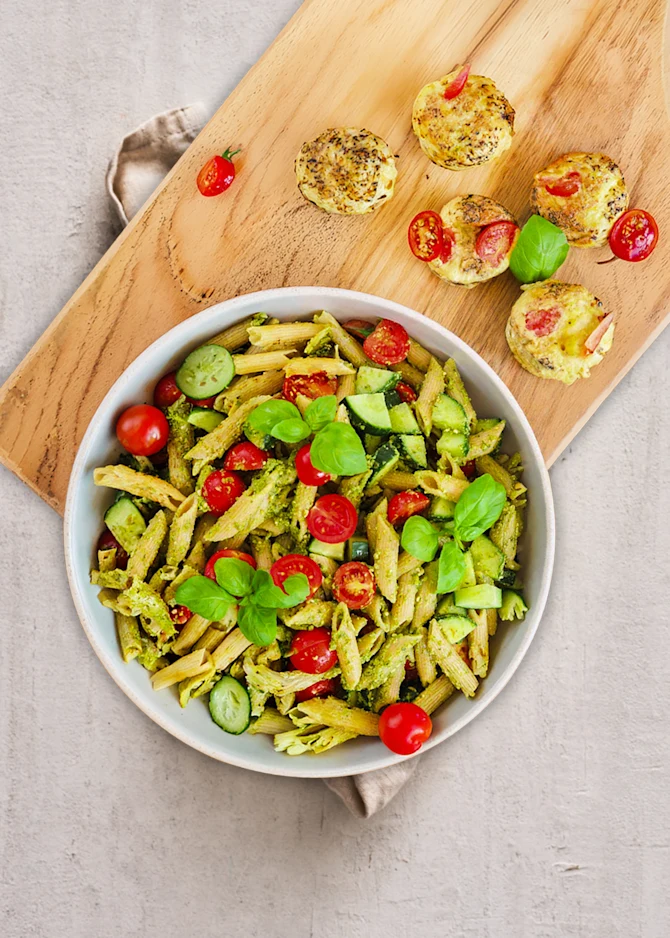 Æggemuffins serveret med pastasalat og pesto
