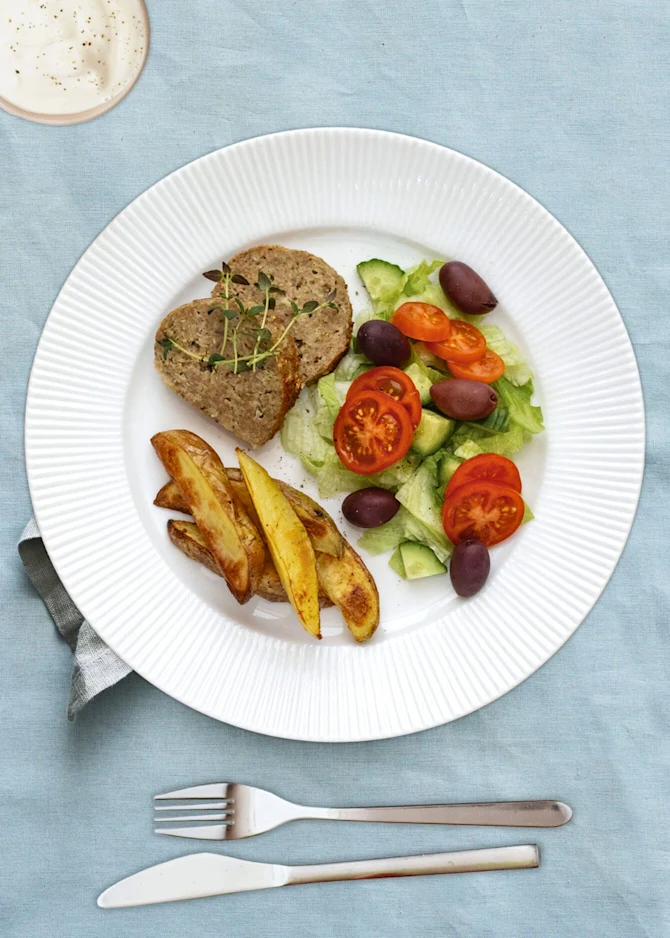 Farsbrød med ovnkartofler, salat og hvidløgsdressing