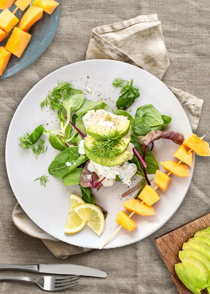 Stegt rødspætte på rugbrød med hytteost, avocado og melonspyd