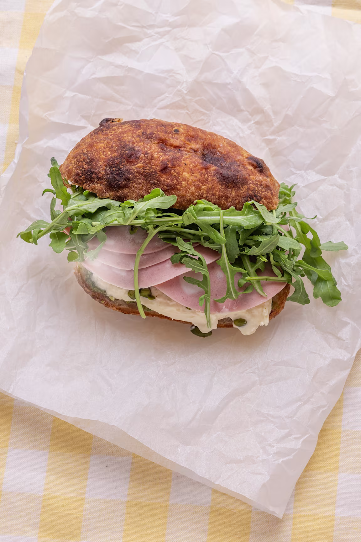 Foccaciasandwich med mortadella og pistacie