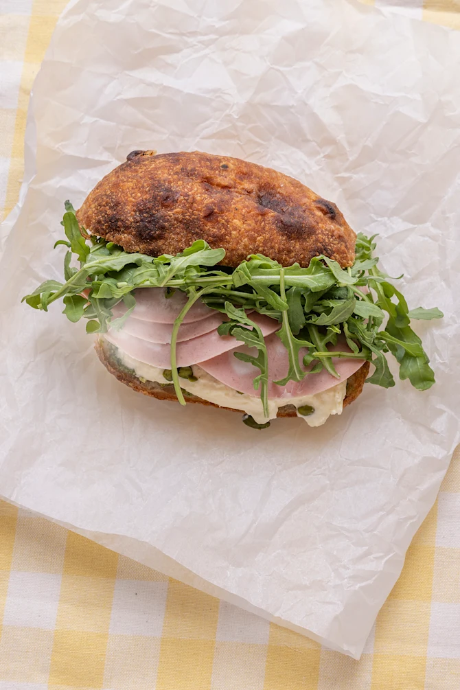 Foccaciasandwich med mortadella og pistacie