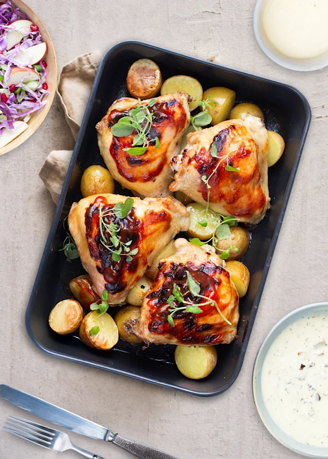 Kyllingelår med ovnkartofler. Hertil svampesauce og salat