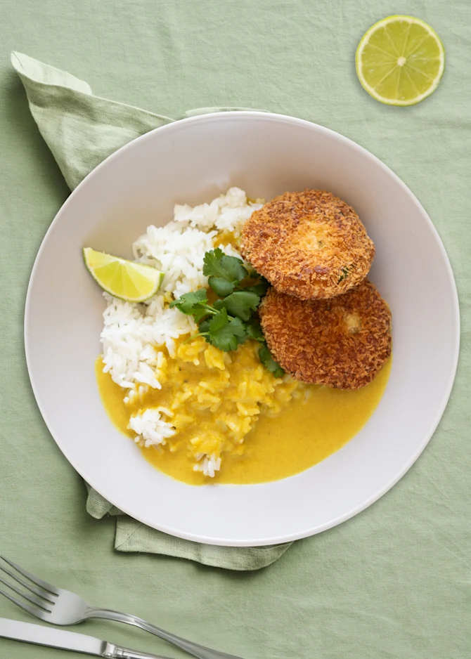Sprøde fishcakes med serveret med ris og karrysovs