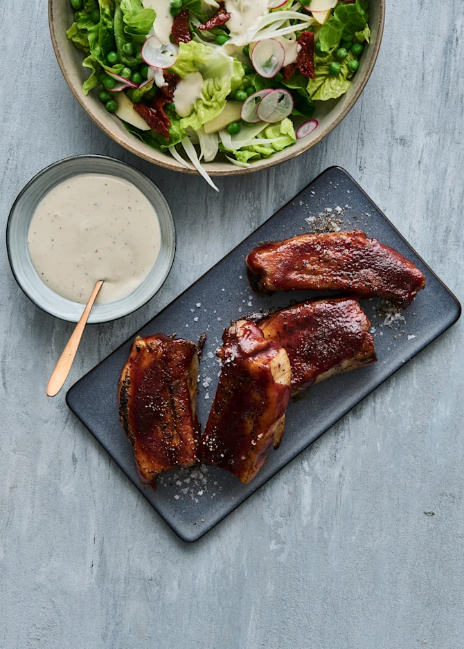 Revelsben med sommersalat og mormordressing