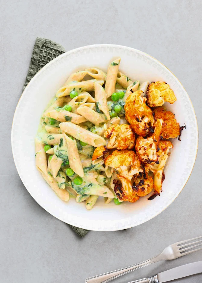  One pot pasta med friskost, squash og spinat. Hertil bagt blomkål med BBQ-sauce
