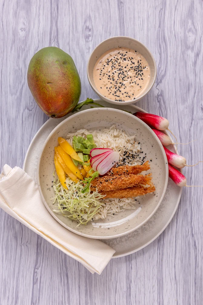 Pokebowl med kokosris og tempurarejer