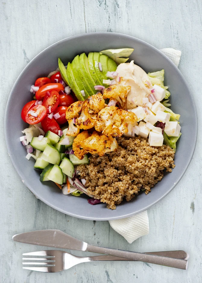 Vegetarbowl med quinoa og bagt blomkål. Hertil hummus