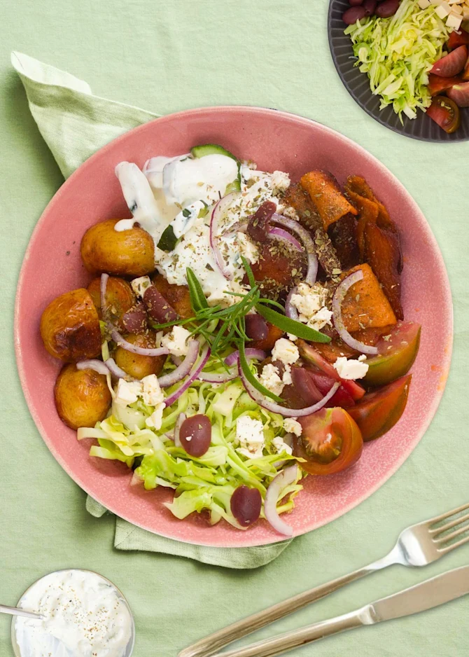 Gyros bowl med stegte kartofler, feta, tomater og agurkedressing