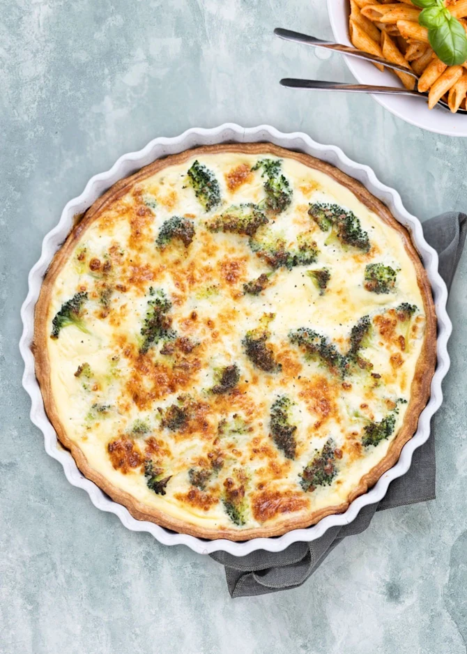 Broccolitærte serveret med pesto-pasta