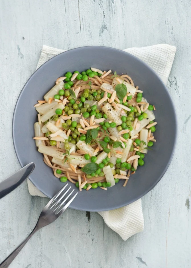 Fuldkornspasta serveret med cremede asparges og ristede mandler. Hertil salat