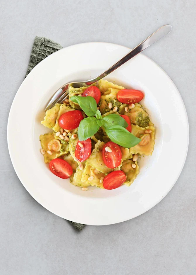 Tortellini med pesto og tomater