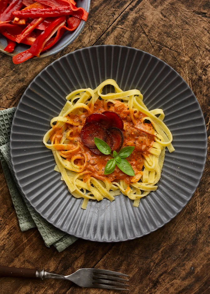 Frisk pasta med tomatsauce og sprødstegt pepperoni
