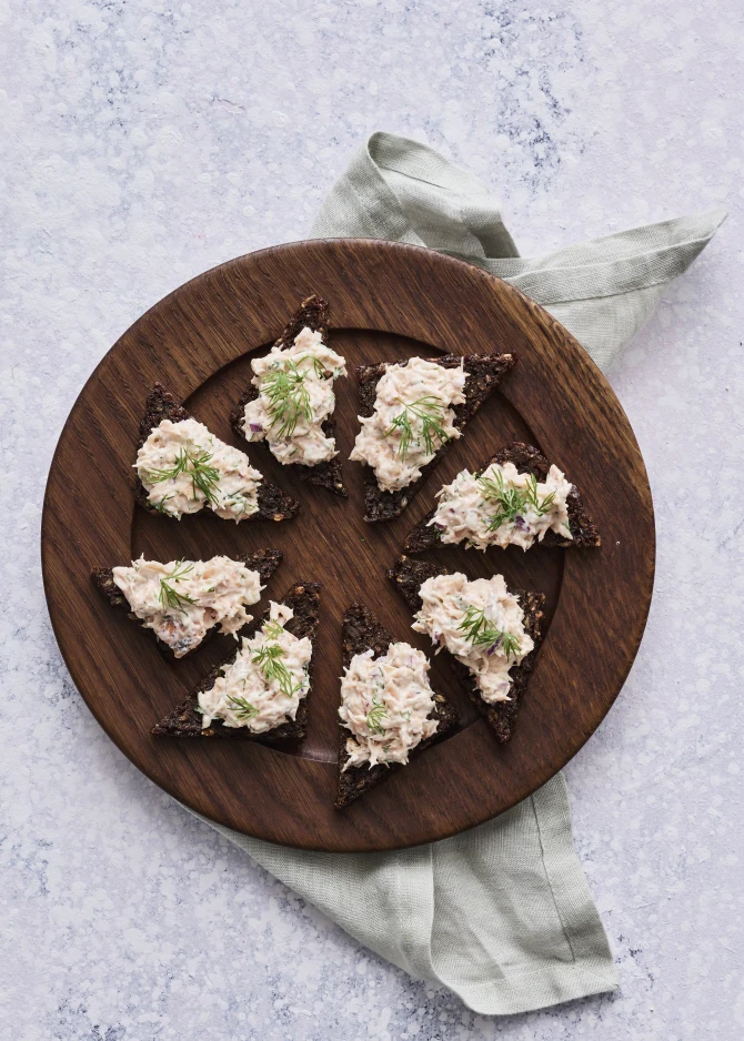 Varmrøget laksesalat på smørstegt glutenfri brød