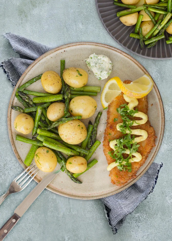 Fiskefilet med nye kartofler, kryddersmør og asparges