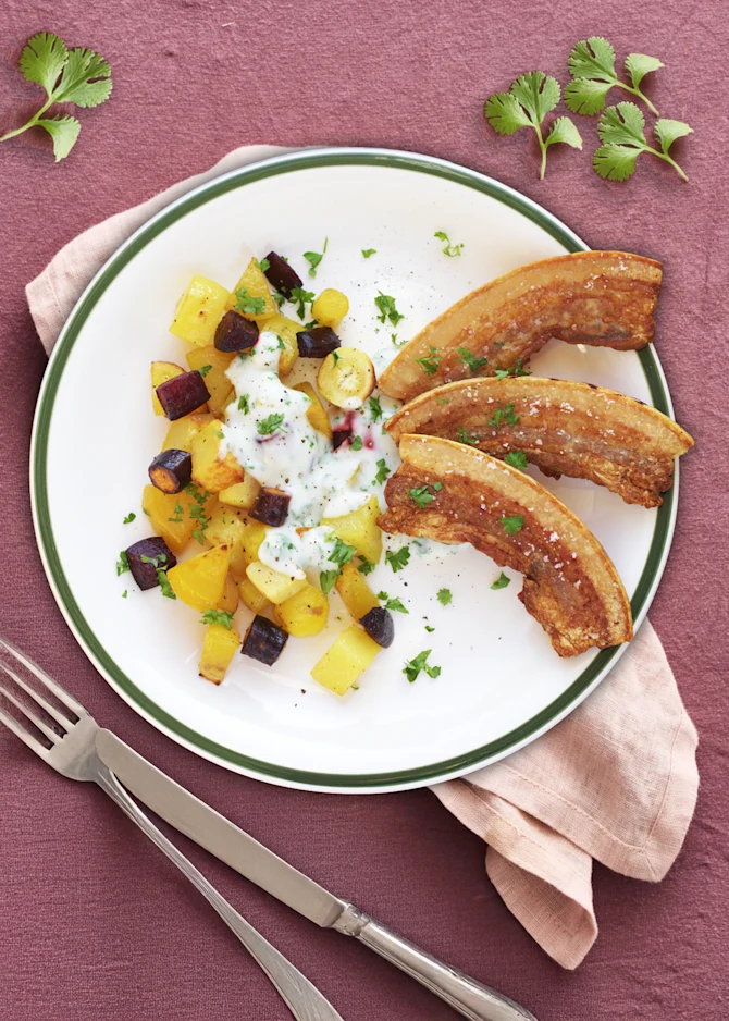  Stegt flæsk med ovnbagte rodfrugter og persillesovs