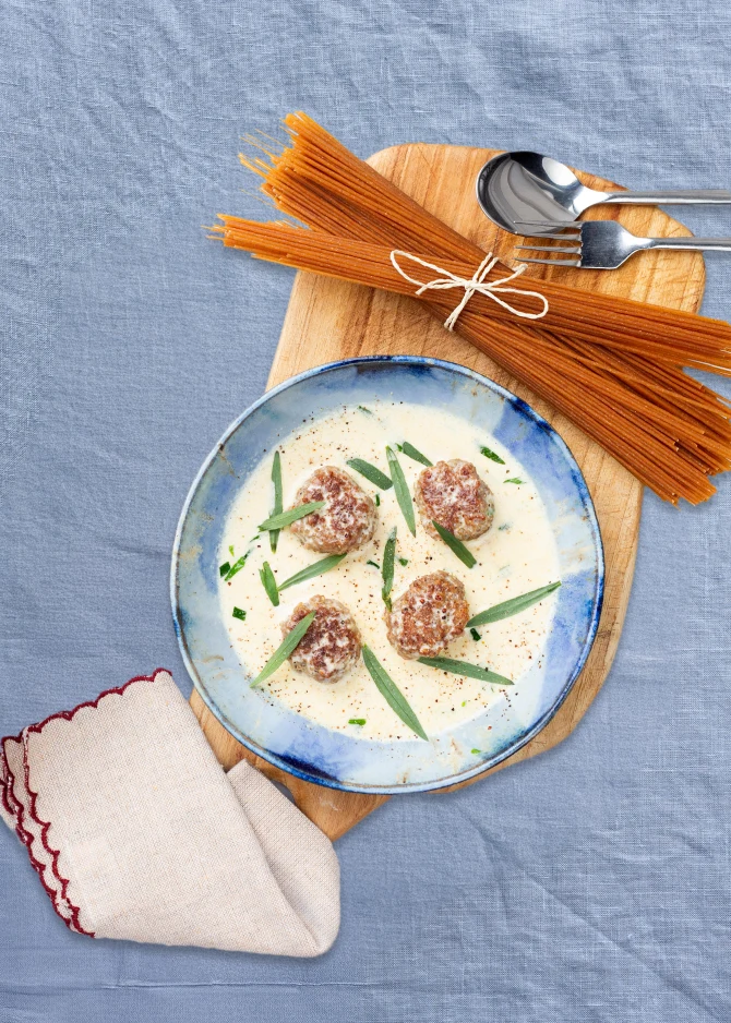 Spaghetti med små kødboller i estragonsauce. Hertil salat