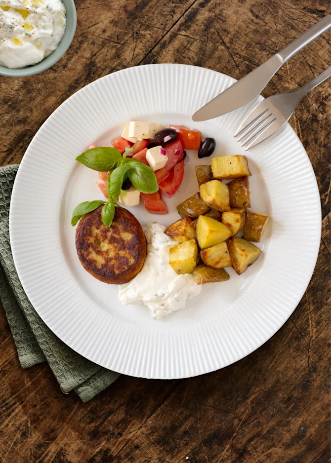 Fiskedeller med ovnkartofler, tomatsalat og tzatziki
