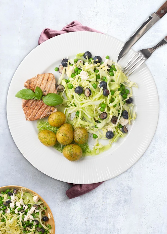 Marinerede bøffer med nye kartofler vendt i basilikumolie