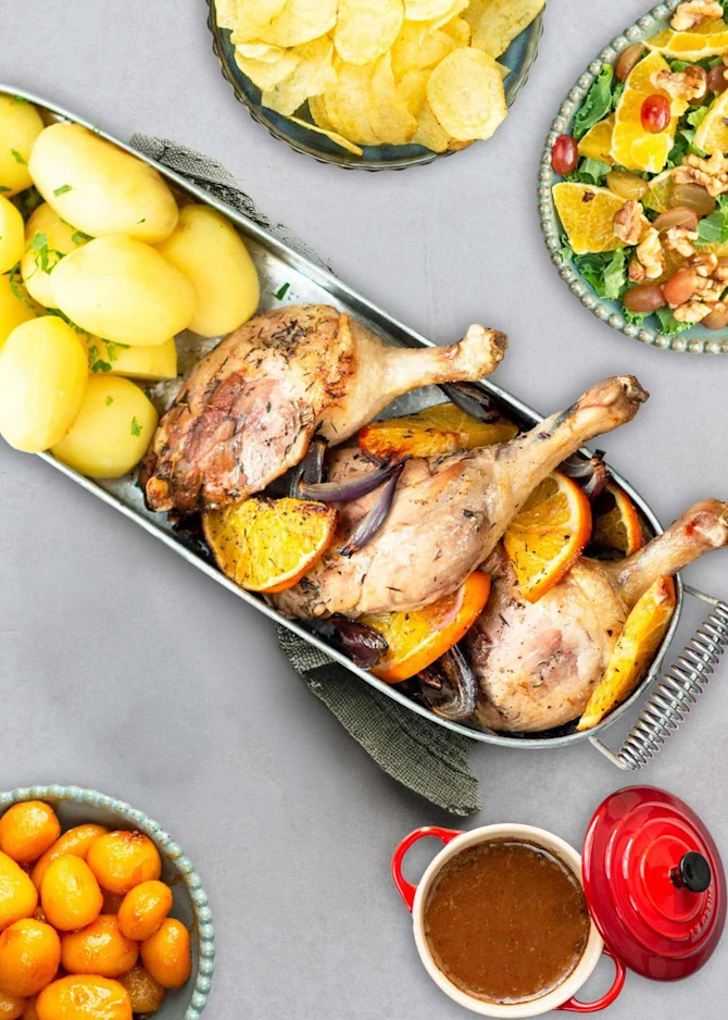 Andelår med brunede kartofler, grønkålssalat og brun sovs