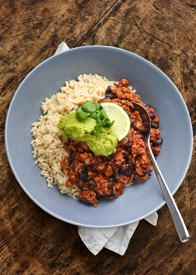 Chili con pollo med ris. Hertil guacamole