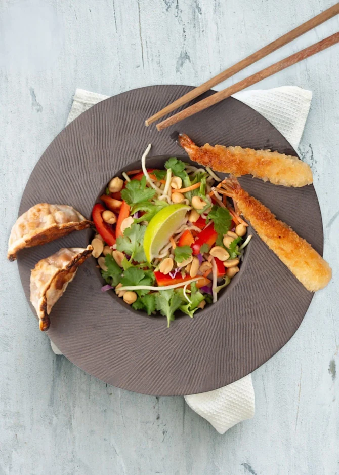 Nudelsalat med gyoza og torpedorejer