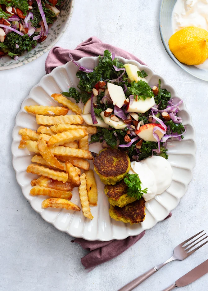 Tofudeller med fritter, sprød salat og citrondressing