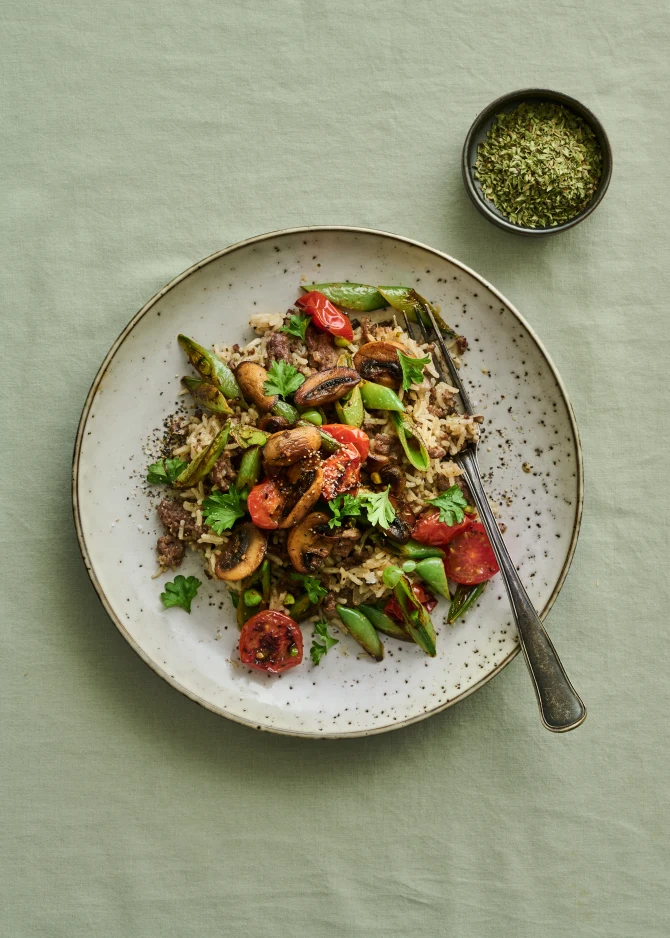 Stegte ris med oksekød og champignon