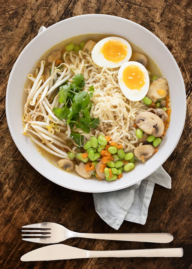 Lynhurtig ramensuppe med grøntsager og æg