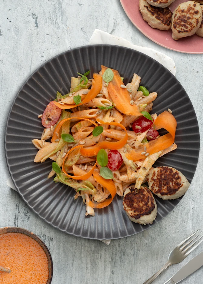 Frikadeller med cremet pastasalat og rød pesto