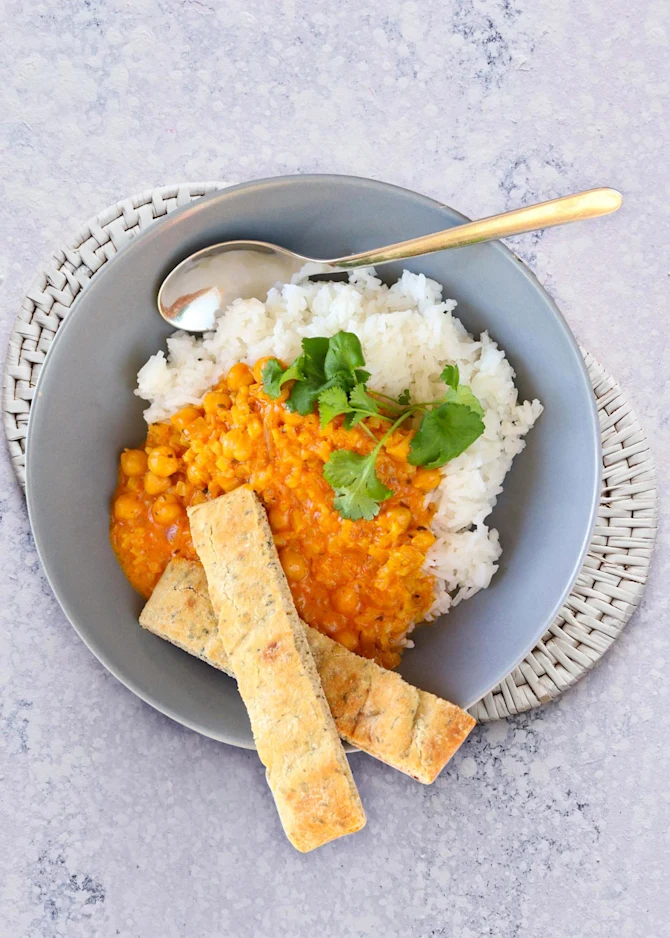 Vegetarisk tikka masala med blomkål og kikærter. Hertil ris og naanbrød
