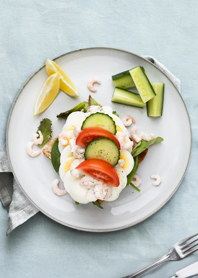 Toast med æg og rejesalat