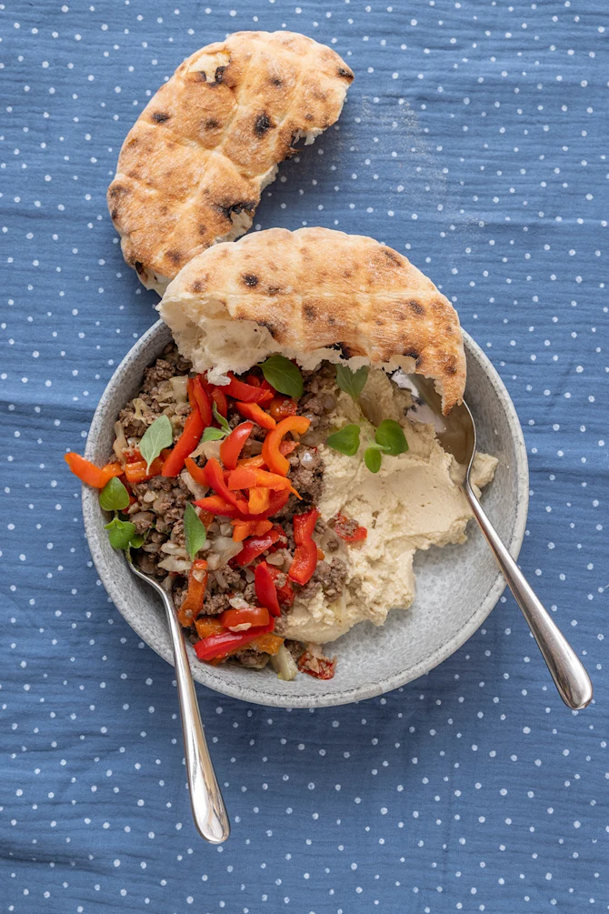 Hummus med spicy oksekød og fladbrød