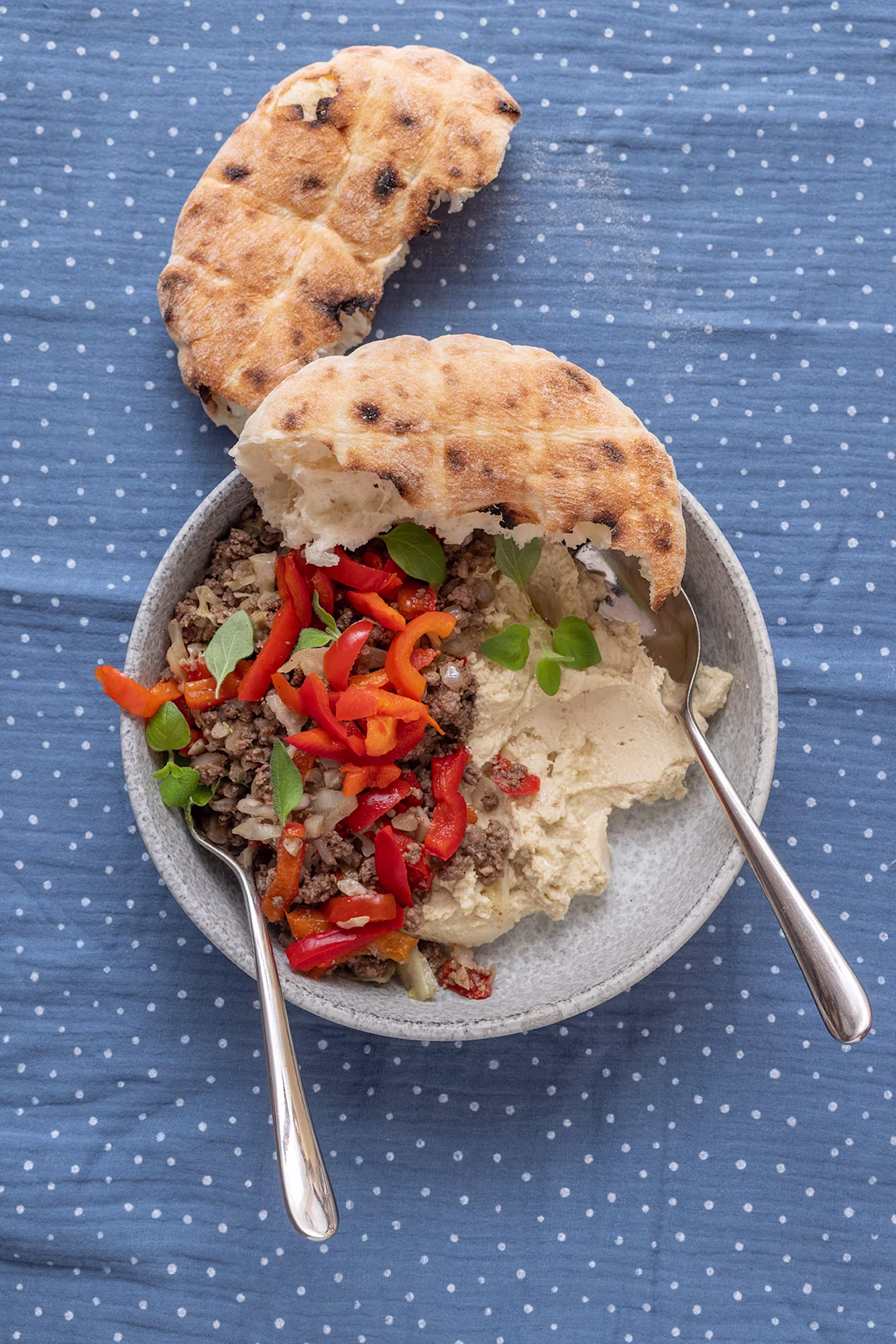 Hummus med spicy oksekød og fladbrød