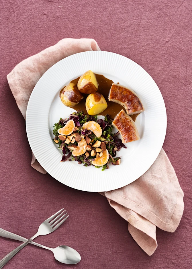  Julemedister serveret med kartofler og kålsalat. Hertil brun sovs